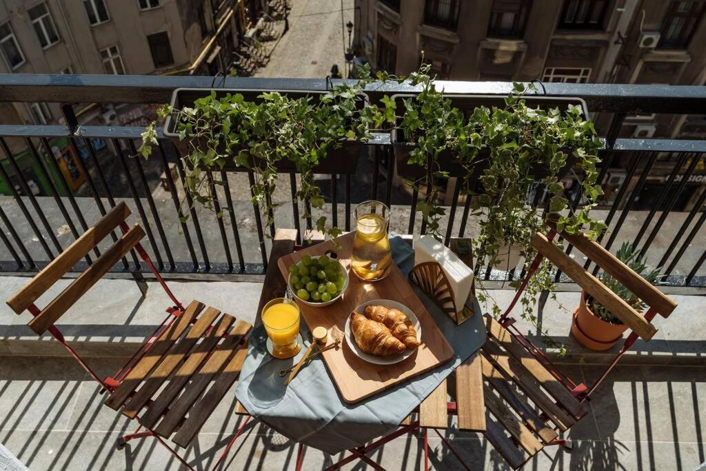 Sunny 2Br Flat - Old Town View Apartment Bucharest Exterior photo