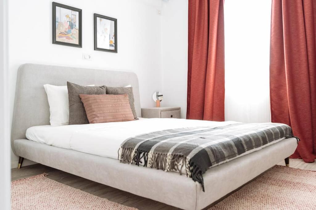 Sunny 2Br Flat - Old Town View Apartment Bucharest Exterior photo